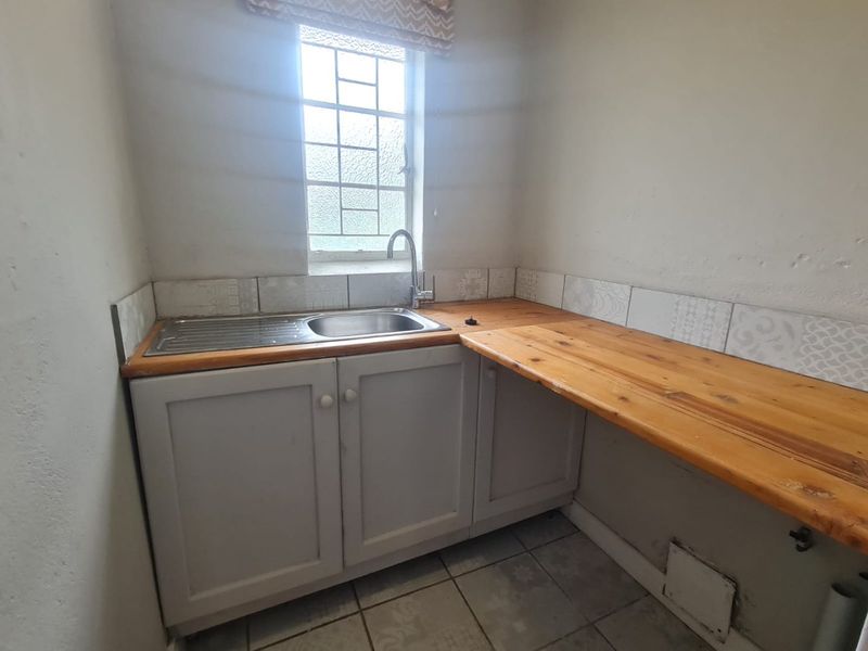 Centrally Located, Newly Renovated, 3 Bedrooms unit - Photo 4