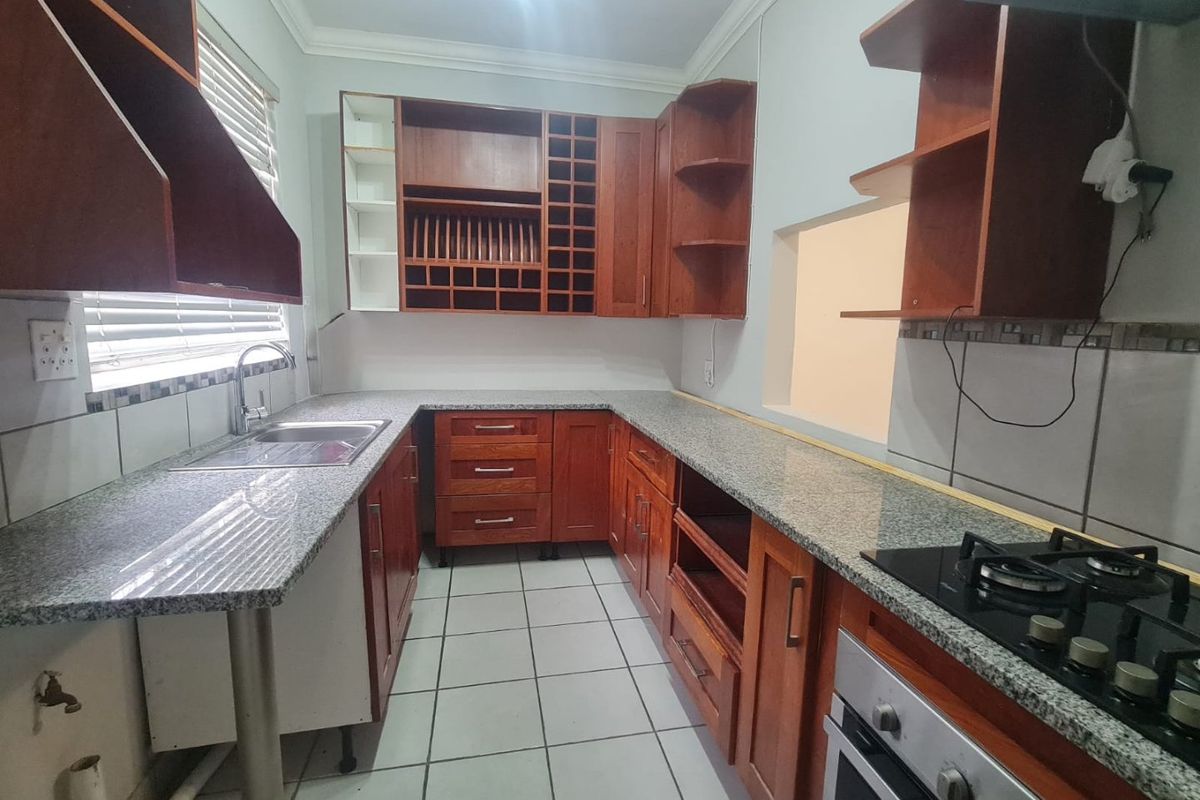 Centrally Located, Newly Renovated, 3 Bedrooms unit - Photo 5