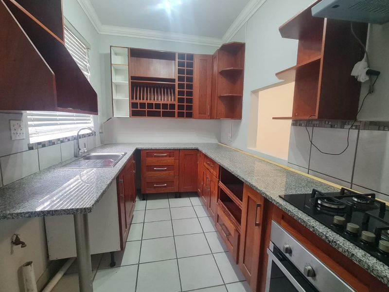 Centrally Located, Newly Renovated, 3 Bedrooms unit - Photo 5