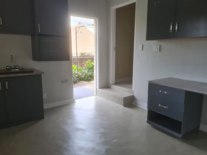 Centrally Located, Newly Renovated, 3 Bedrooms unit - Photo 10