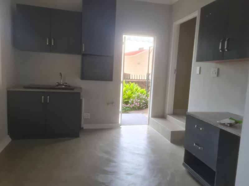 Centrally Located, Newly Renovated, 3 Bedrooms unit - Photo 9