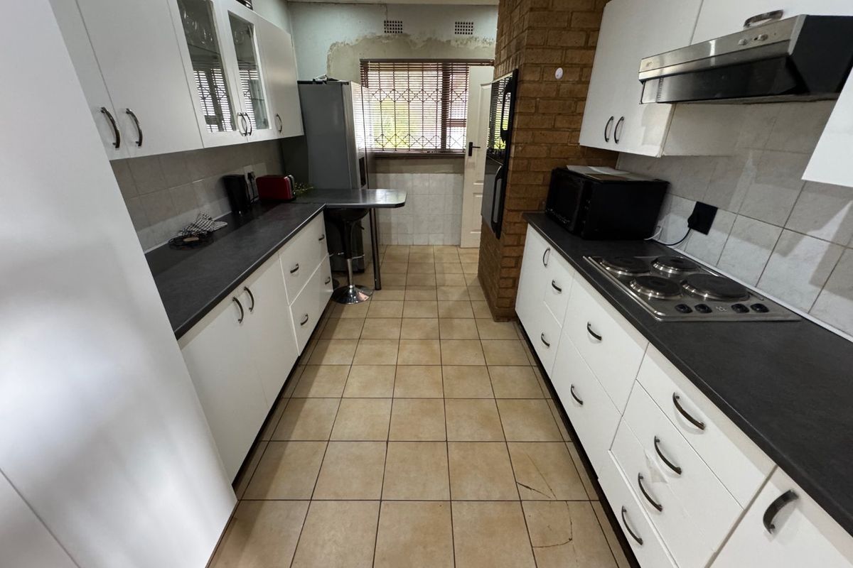 Spacious Three-Bedroom Home with Pool and Double Garage - Photo 5