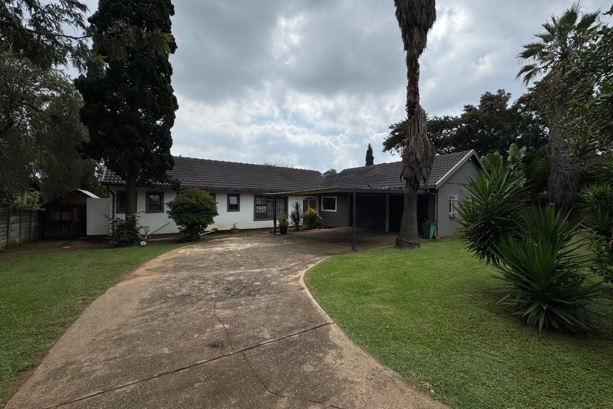 Spacious Three-Bedroom Home with Pool and Double Garage - Photo 2
