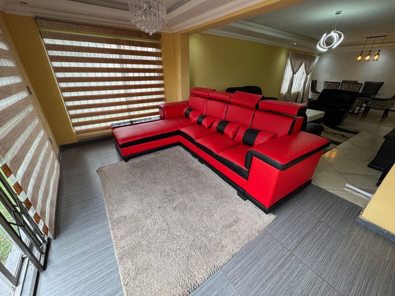 Spacious Three-Bedroom Home with Pool and Double Garage - Photo 6