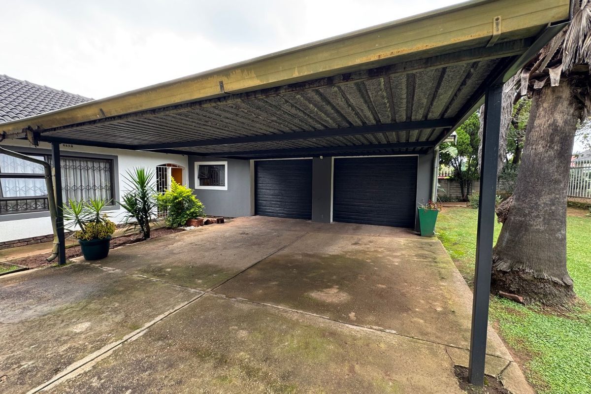 Spacious Three-Bedroom Home with Pool and Double Garage - Photo 3