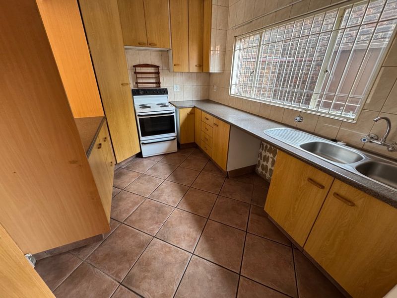 Cozy Two-Bedroom Home with Secure Parking - Photo 2