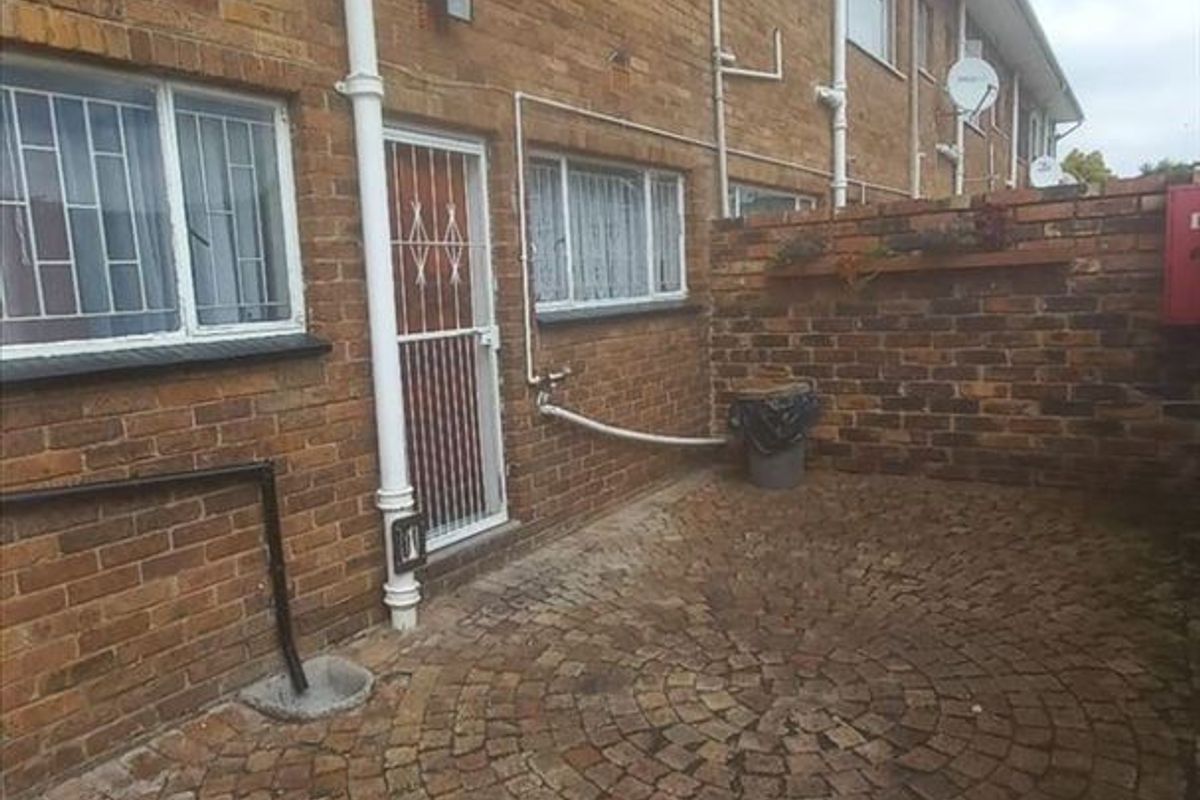 Cozy Two-Bedroom Home with Secure Parking - Photo 3