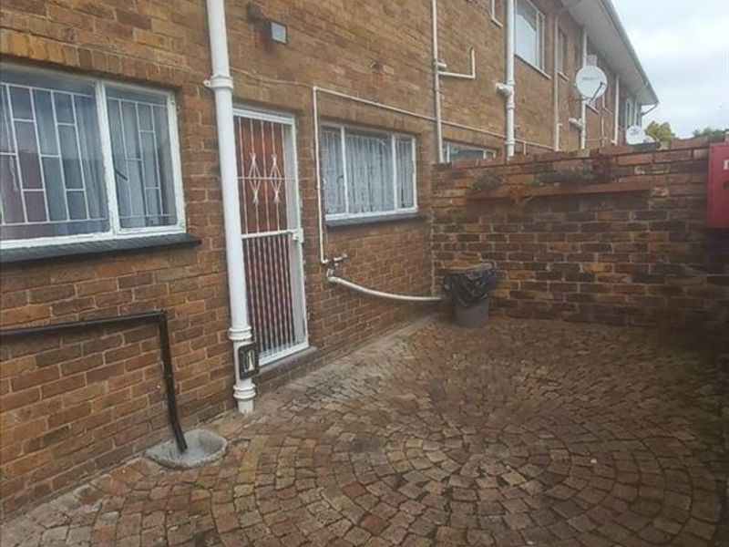 Cozy Two-Bedroom Home with Secure Parking - Photo 3