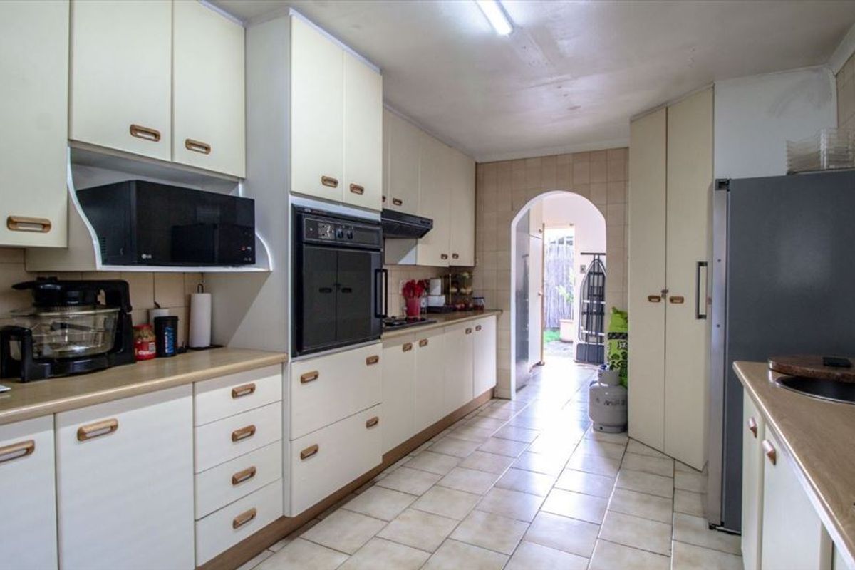 Spacious Four-Bedroom Home with Pool and Ample Parking - Photo 2