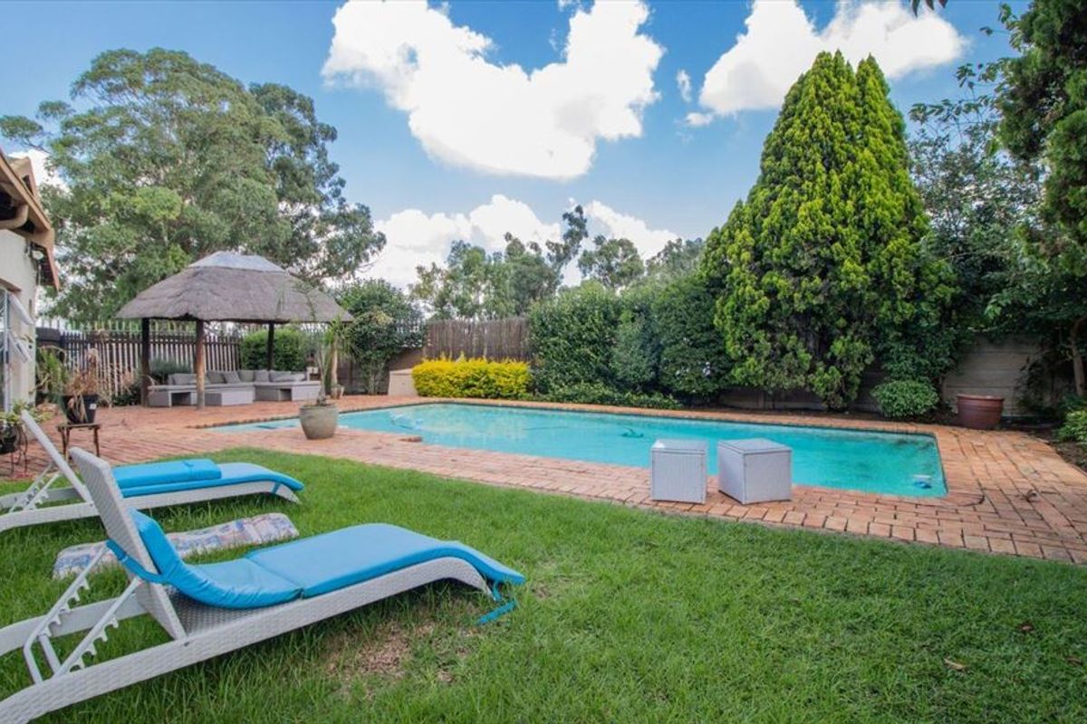 Spacious Four-Bedroom Home with Pool and Ample Parking - Photo 3