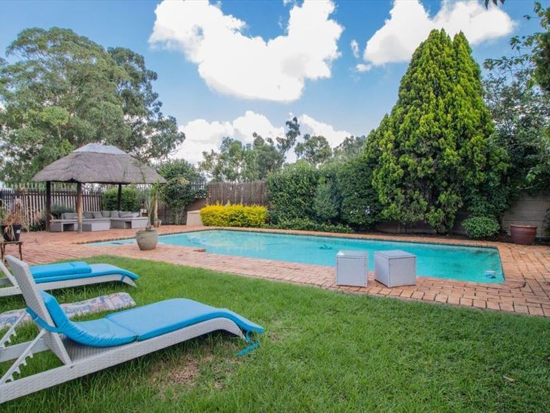 Spacious Four-Bedroom Home with Pool and Ample Parking - Photo 3