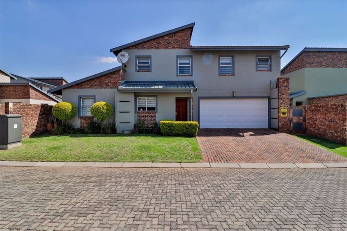 Elegant Four-Bedroom Home with Pool and Study - Photo 3