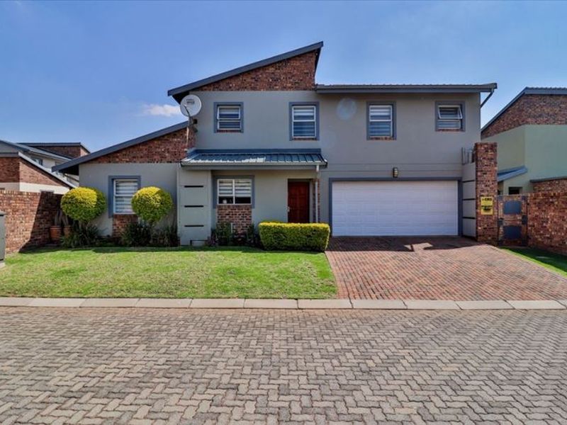 Elegant Four-Bedroom Home with Pool and Study - Photo 3