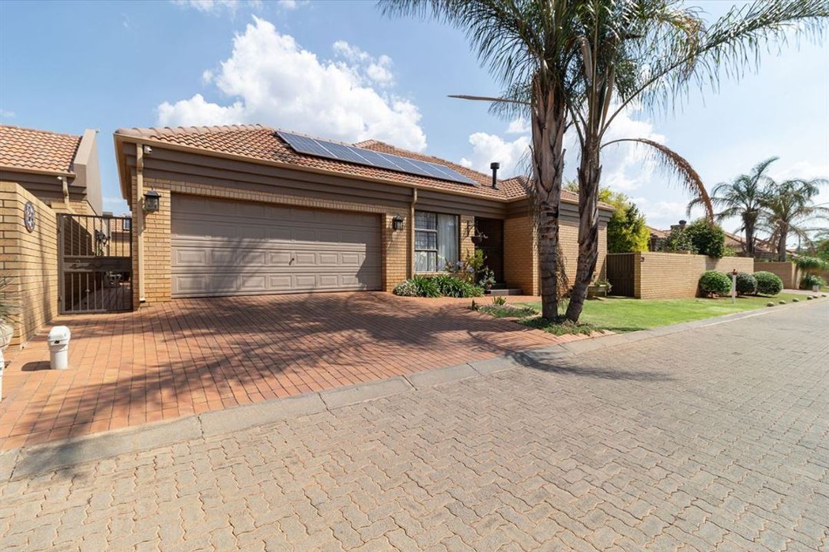 Stylish Three-Bedroom Home with Pool and Study - Photo 3