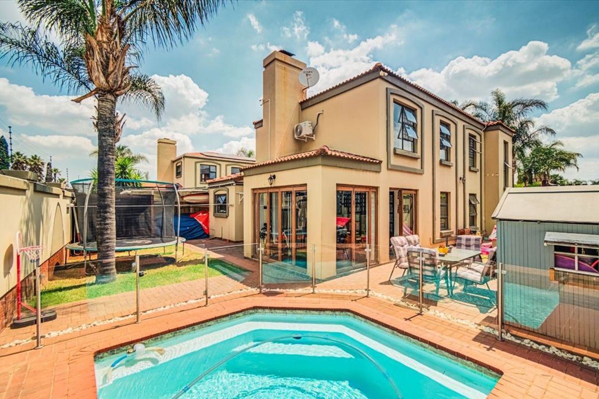 Modern Three-Bedroom Home with Pool and Study - Photo 2