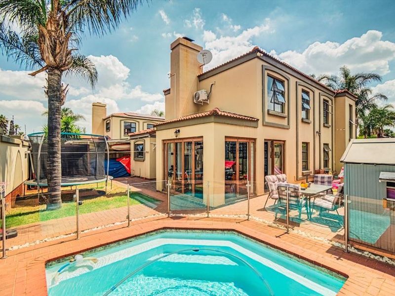 Modern Three-Bedroom Home with Pool and Study - Photo 2