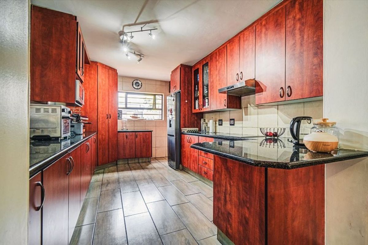 Modern Three-Bedroom Home with Pool and Study - Photo 3