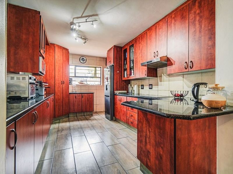 Modern Three-Bedroom Home with Pool and Study - Photo 3