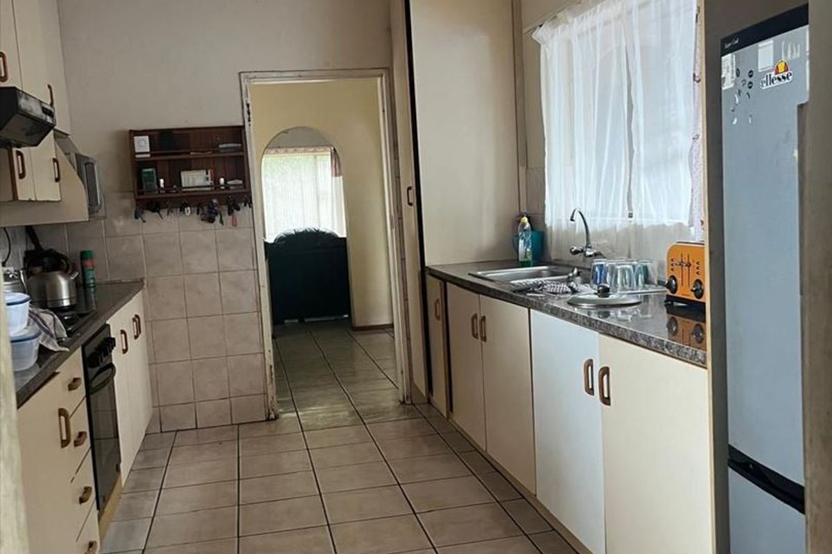 Spacious Three-Bedroom Home with Study and Family Room - Photo 2