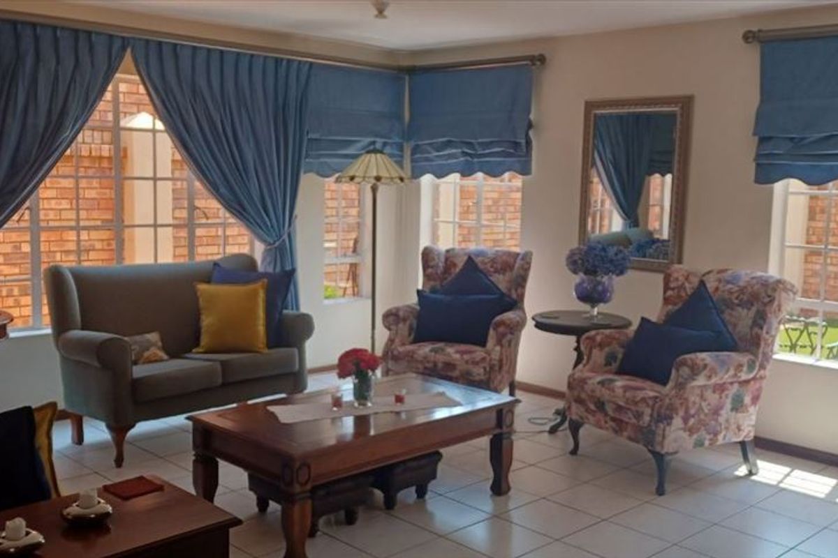 Elegant Three-Bedroom Home with Study and Double Garage - Photo 2