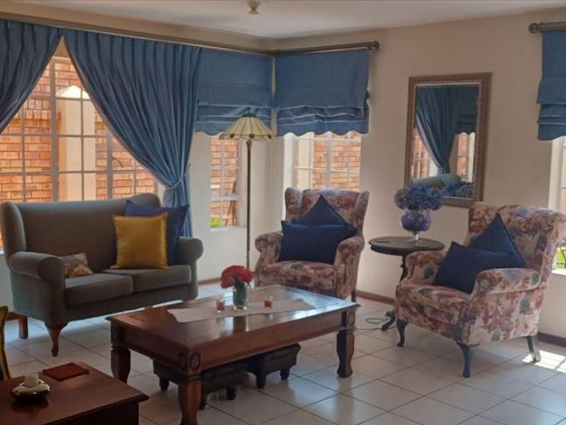 Elegant Three-Bedroom Home with Study and Double Garage - Photo 2