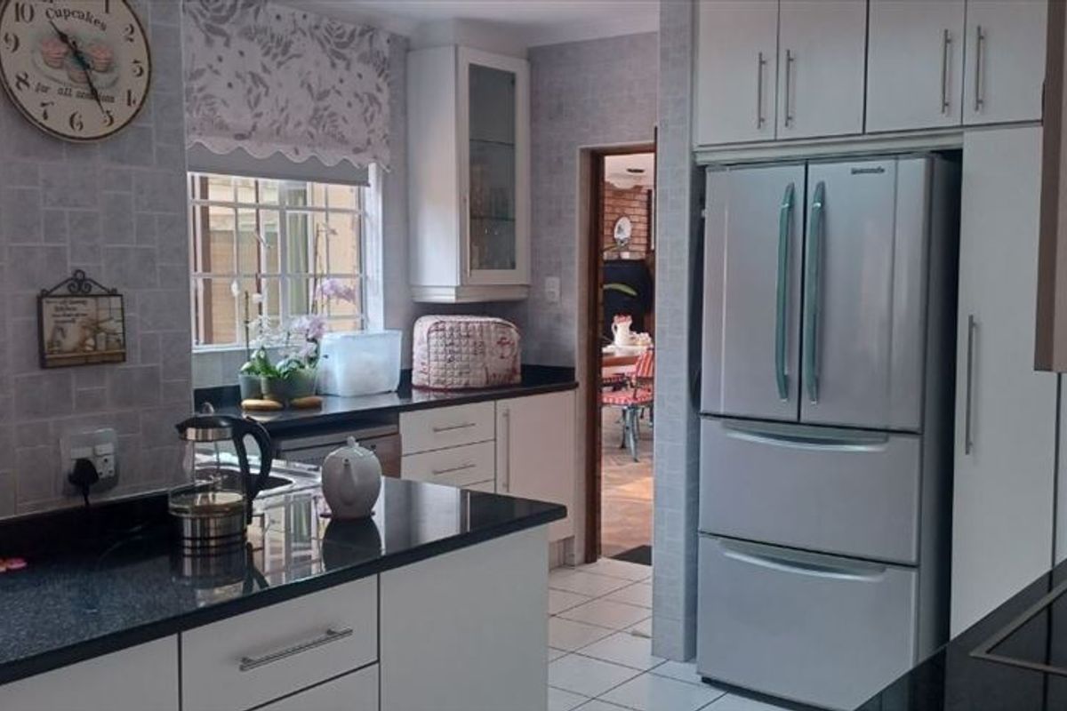 Elegant Three-Bedroom Home with Study and Double Garage - Photo 3