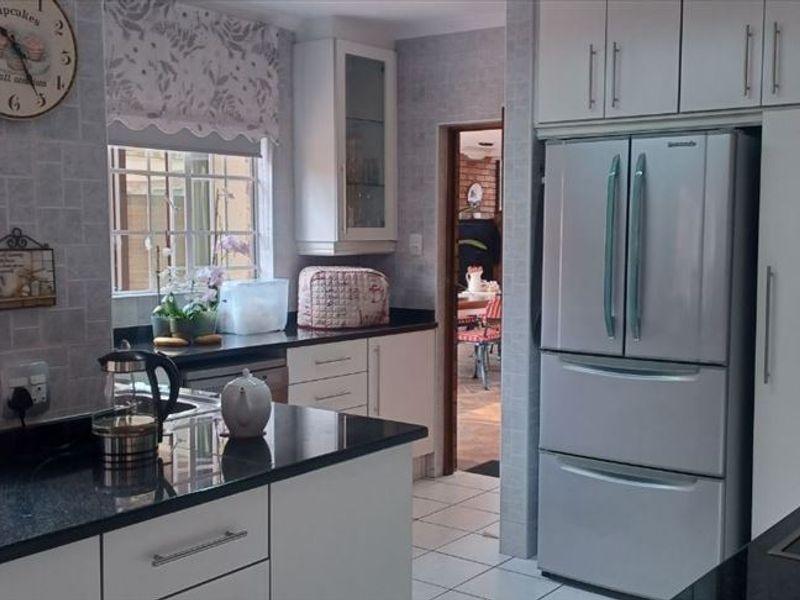 Elegant Three-Bedroom Home with Study and Double Garage - Photo 3