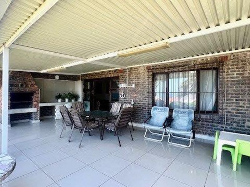 Modern Coastal Townhouse With Stunning Sea Views – Fully Furnished & Includes A Beach Buggy! - Photo 4