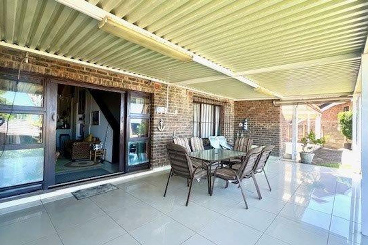 Modern Coastal Townhouse With Stunning Sea Views – Fully Furnished & Includes A Beach Buggy! - Photo 3