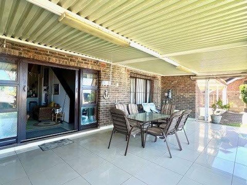Modern Coastal Townhouse With Stunning Sea Views – Fully Furnished & Includes A Beach Buggy! - Photo 3