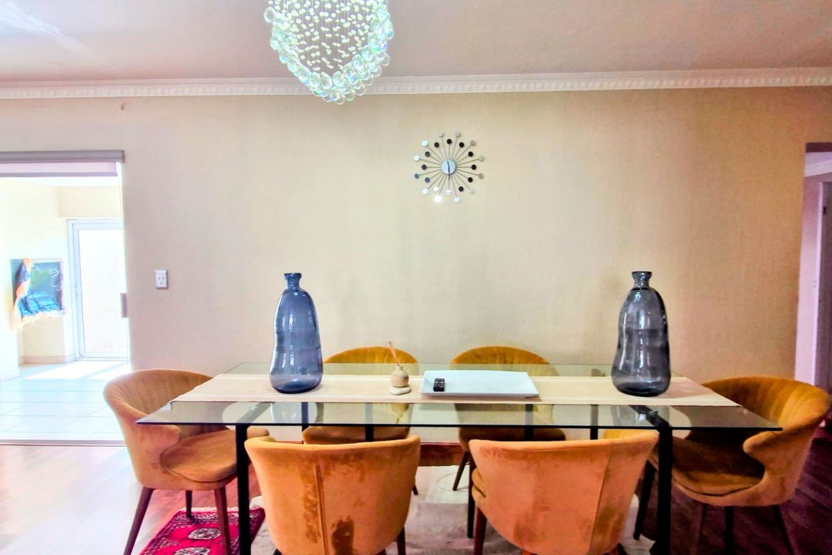 Stunning Bright  3 Bedroom 2 Bathroom Double  Garage ,  North-Facing Cluster - Photo 3