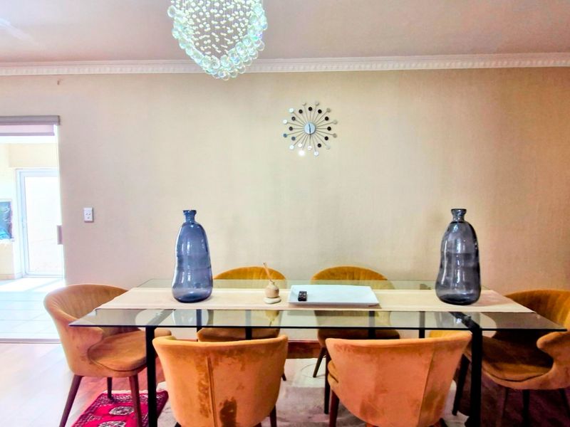 Stunning Bright  3 Bedroom 2 Bathroom Double  Garage ,  North-Facing Cluster - Photo 3