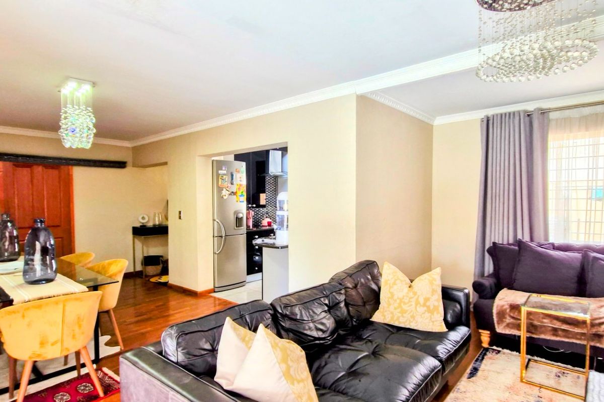 Stunning Bright  3 Bedroom 2 Bathroom Double  Garage ,  North-Facing Cluster - Photo 2