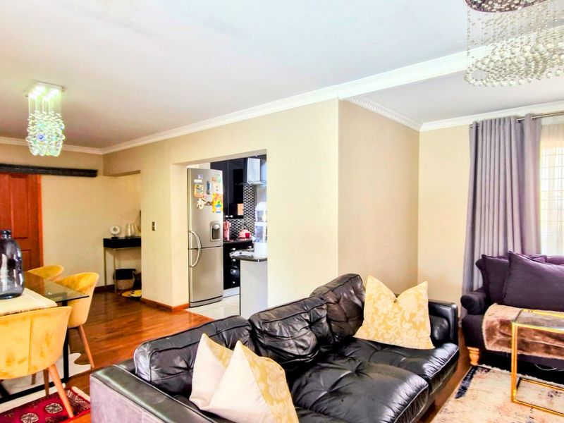 Stunning Bright  3 Bedroom 2 Bathroom Double  Garage ,  North-Facing Cluster - Photo 2