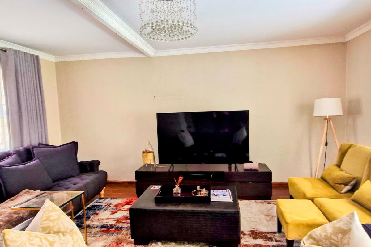 Stunning Bright  3 Bedroom 2 Bathroom Double  Garage ,  North-Facing Cluster - Photo 4