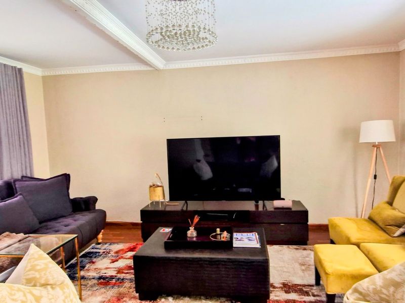 Stunning Bright  3 Bedroom 2 Bathroom Double  Garage ,  North-Facing Cluster - Photo 4