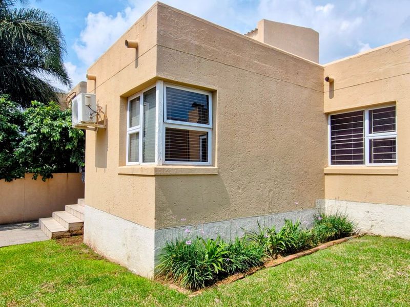 Stunning Bright  3 Bedroom 2 Bathroom Double  Garage ,  North-Facing Cluster - Photo 10