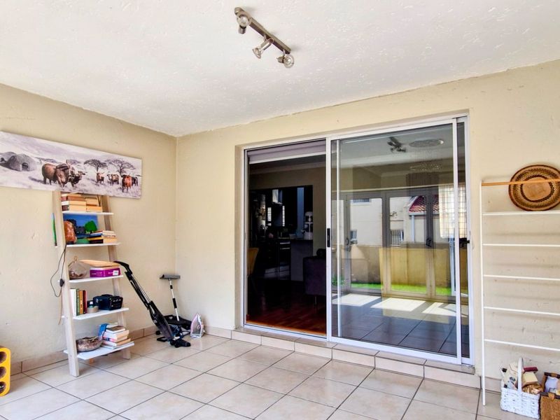 Stunning Bright  3 Bedroom 2 Bathroom Double  Garage ,  North-Facing Cluster - Photo 9