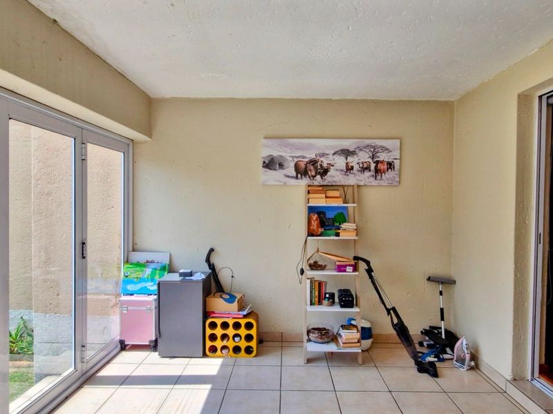 Stunning Bright  3 Bedroom 2 Bathroom Double  Garage ,  North-Facing Cluster - Photo 8