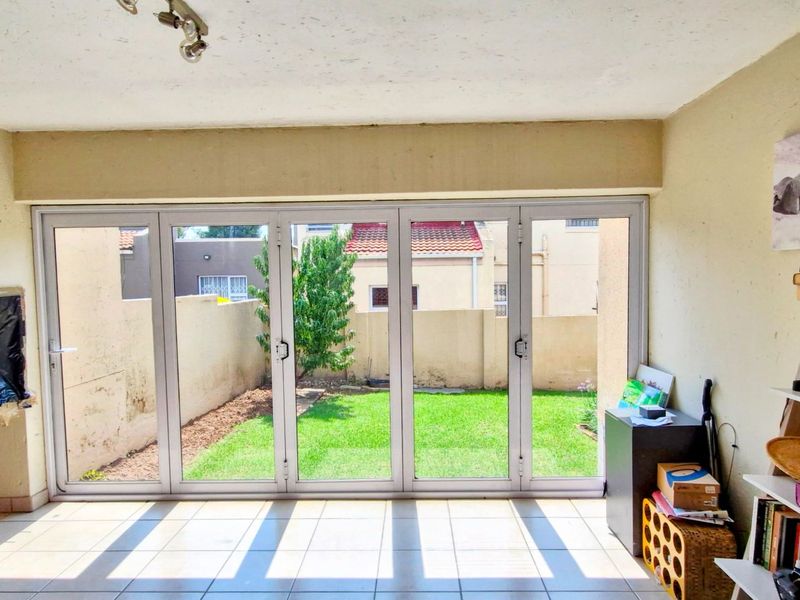 Stunning Bright  3 Bedroom 2 Bathroom Double  Garage ,  North-Facing Cluster - Photo 7