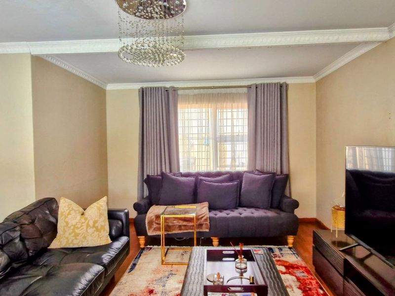 Stunning Bright  3 Bedroom 2 Bathroom Double  Garage ,  North-Facing Cluster - Photo 6