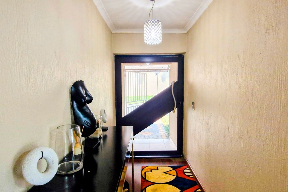 Stunning Bright  3 Bedroom 2 Bathroom Double  Garage ,  North-Facing Cluster - Photo 5