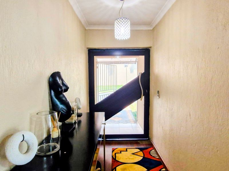 Stunning Bright  3 Bedroom 2 Bathroom Double  Garage ,  North-Facing Cluster - Photo 5