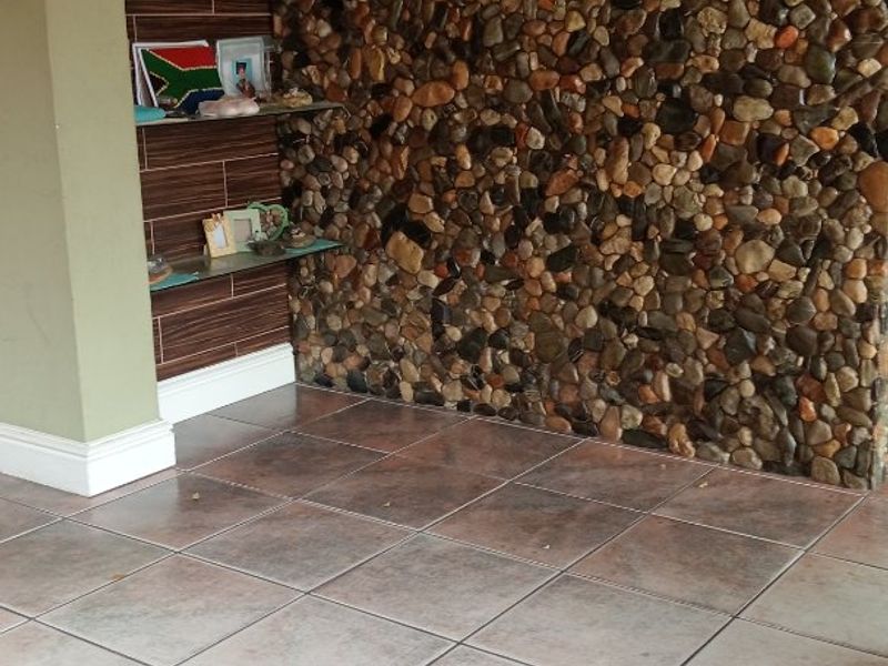 Lovely 4 Bedroom Home in Westridge - Photo 3