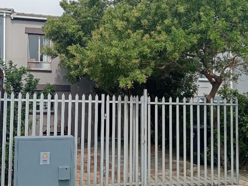 Lovely 4 Bedroom Home in Westridge - Photo 2