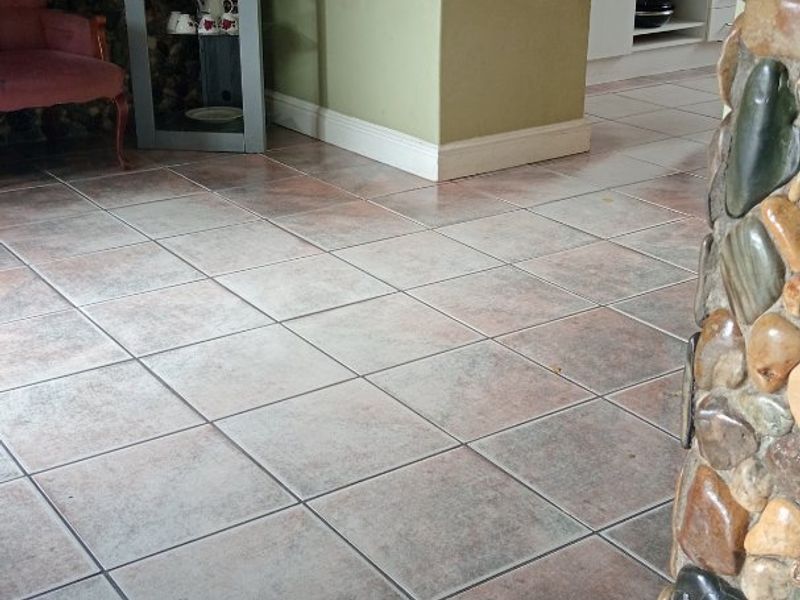 Lovely 4 Bedroom Home in Westridge - Photo 4