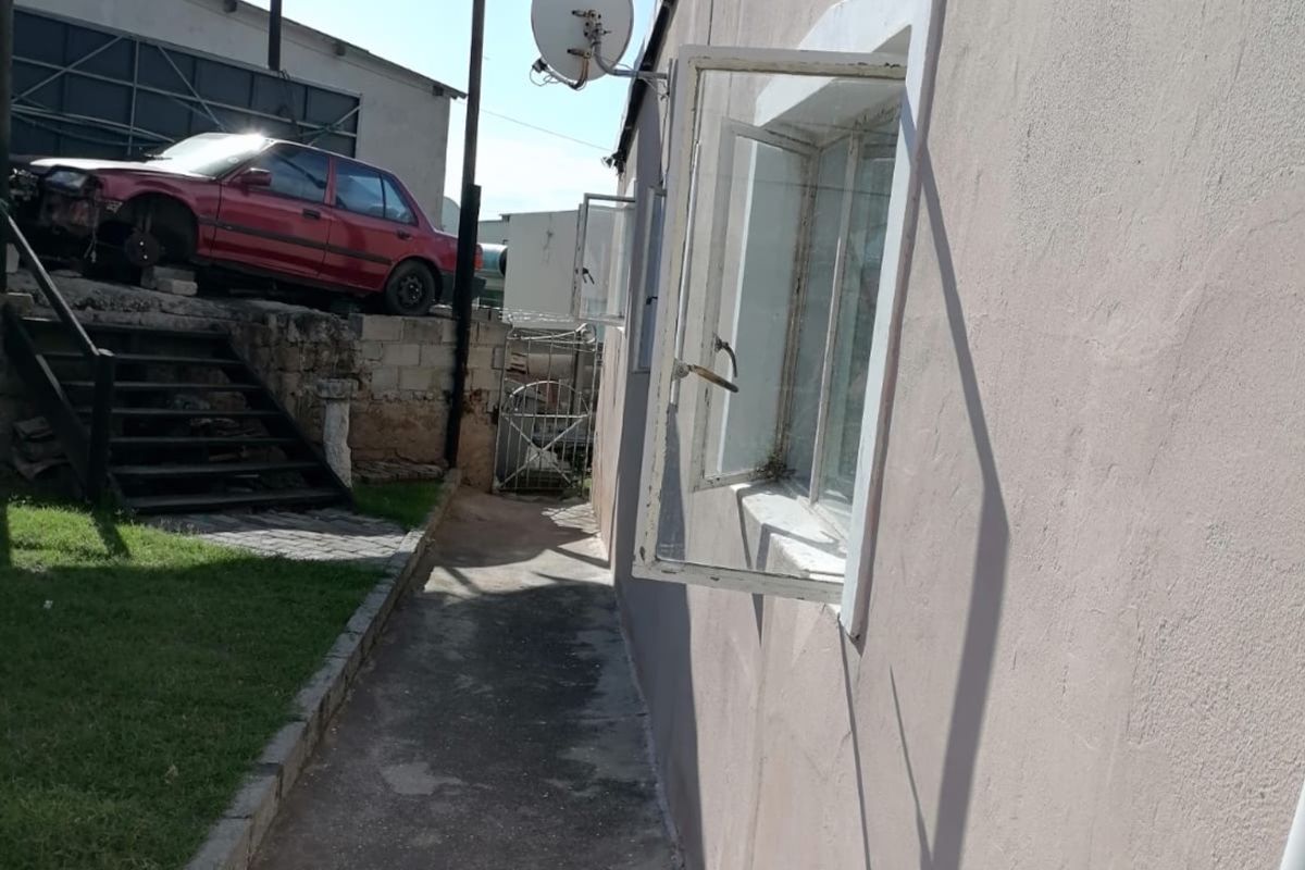 Spacious family home with entertainment  - Photo 4