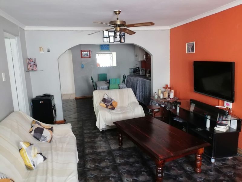 Spacious family home with entertainment  - Photo 9