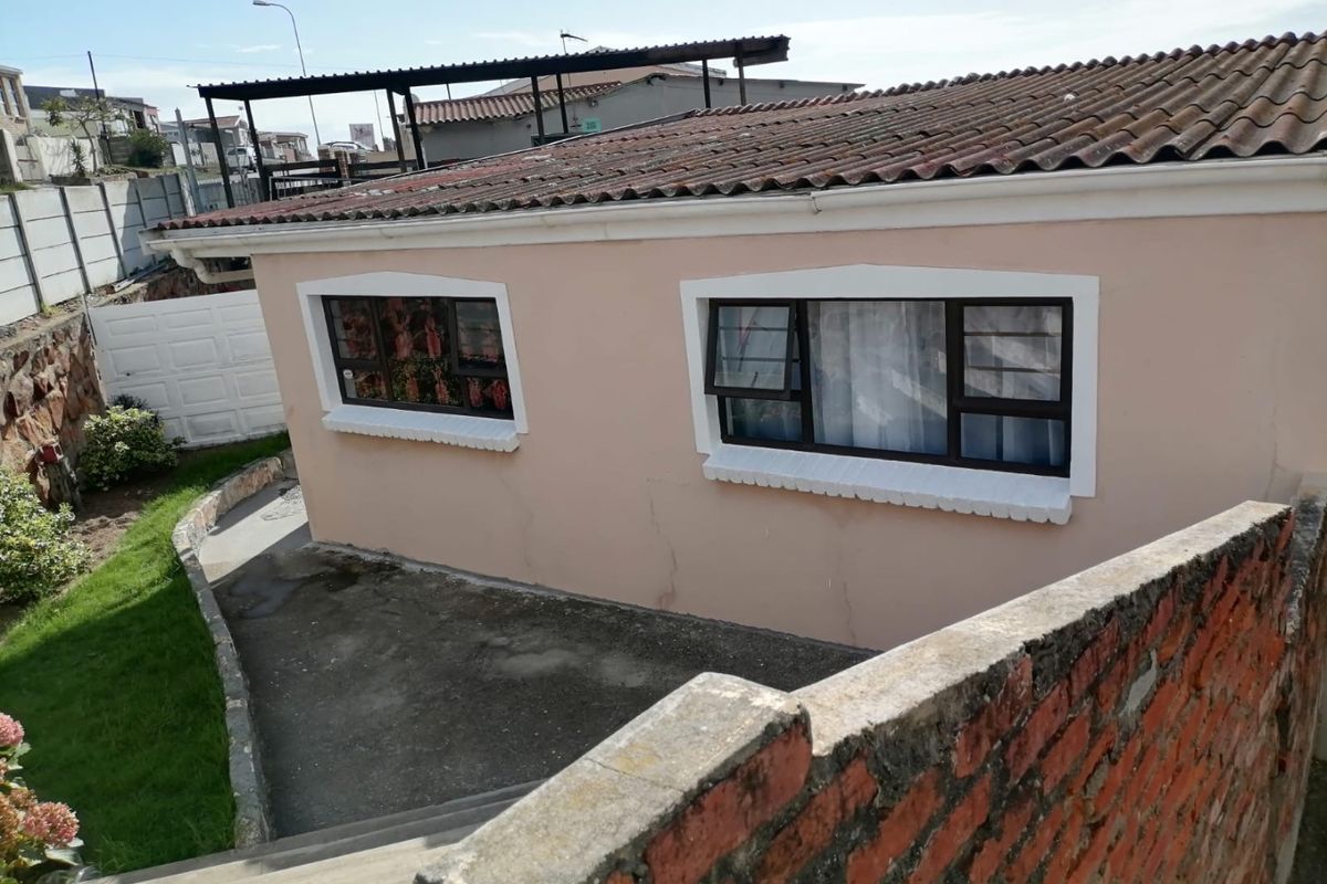 Spacious family home with entertainment  - Photo 2