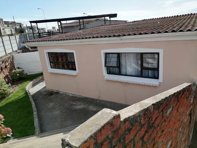 Spacious family home with entertainment  - Photo 2